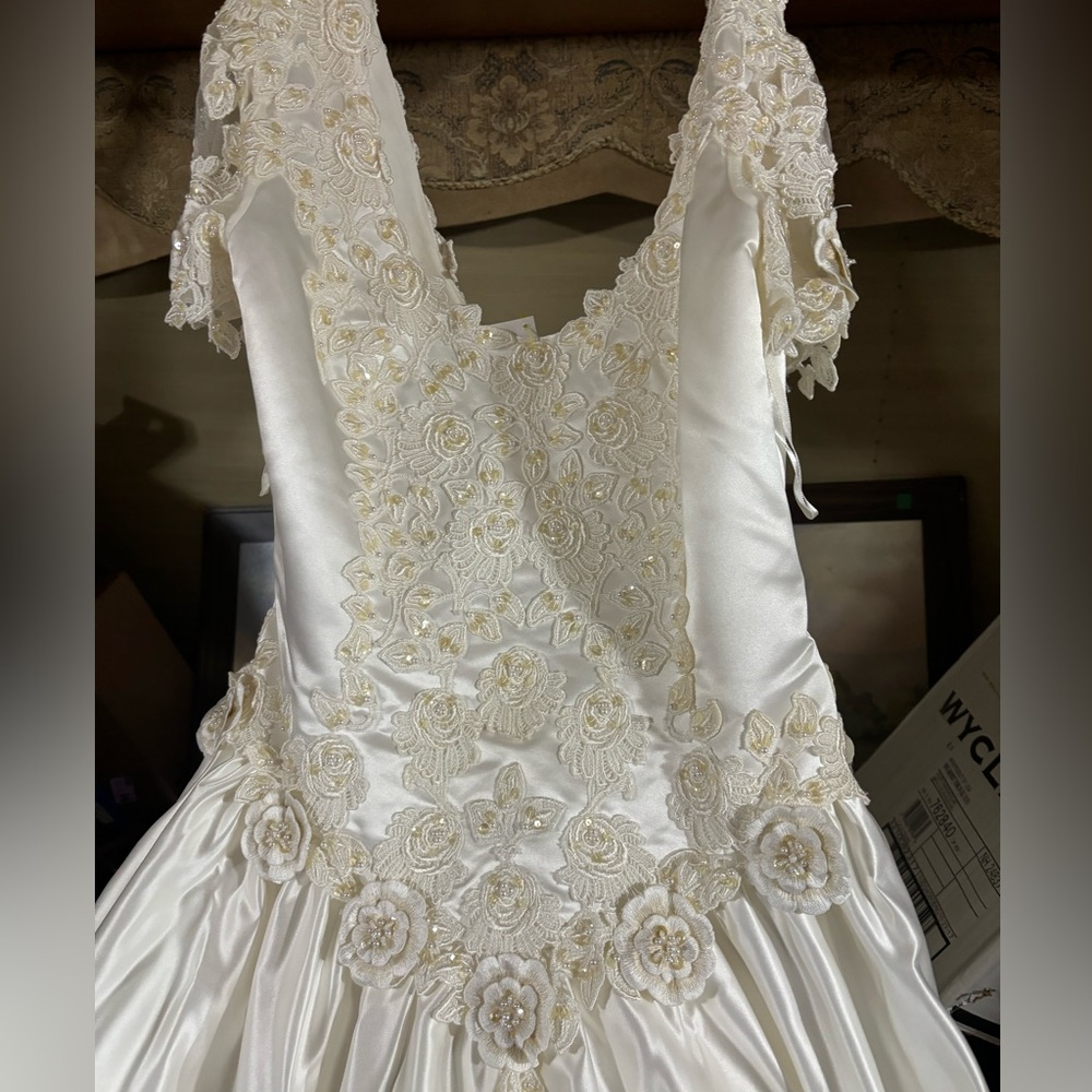 Michelangelo wedding dress size 18 no tears, rips or stains beautiful